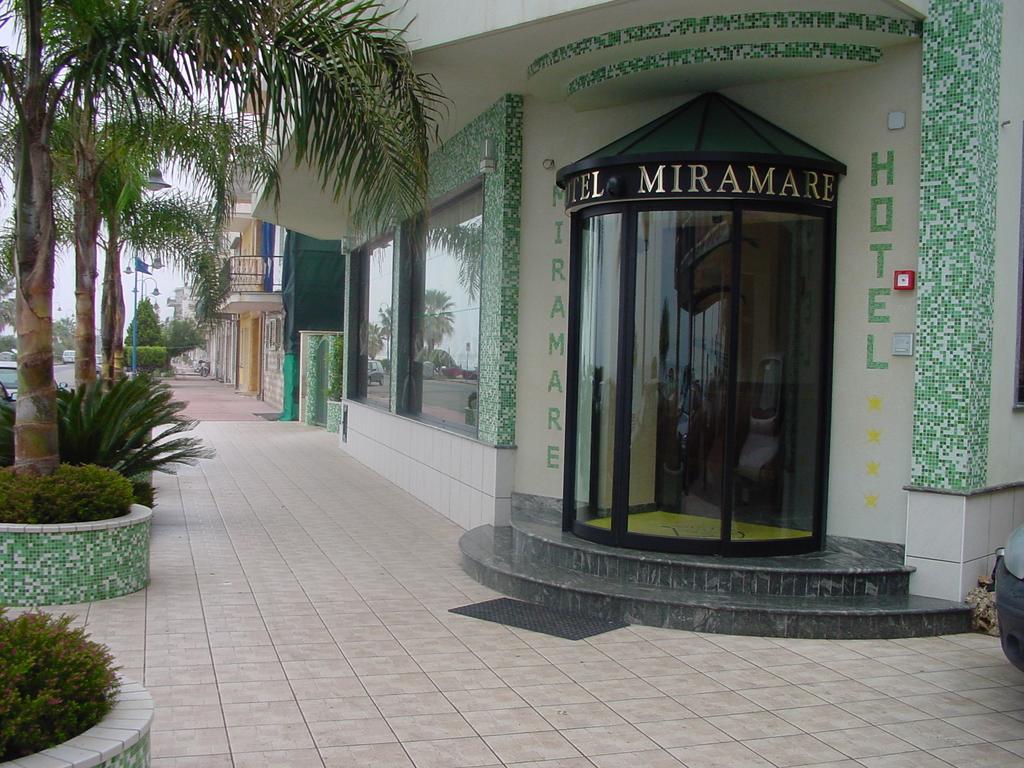 Hotel Ristorante Miramare マリーナ・ディ・ジョイオーザ・イオーニカ エクステリア 写真