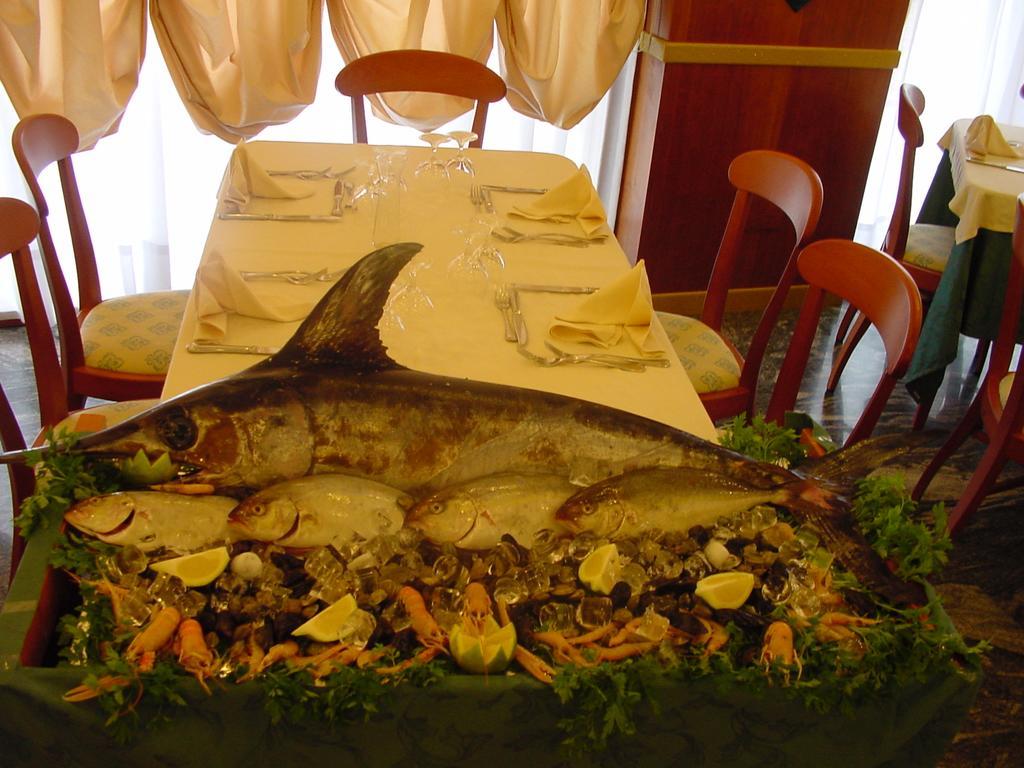 Hotel Ristorante Miramare マリーナ・ディ・ジョイオーザ・イオーニカ エクステリア 写真