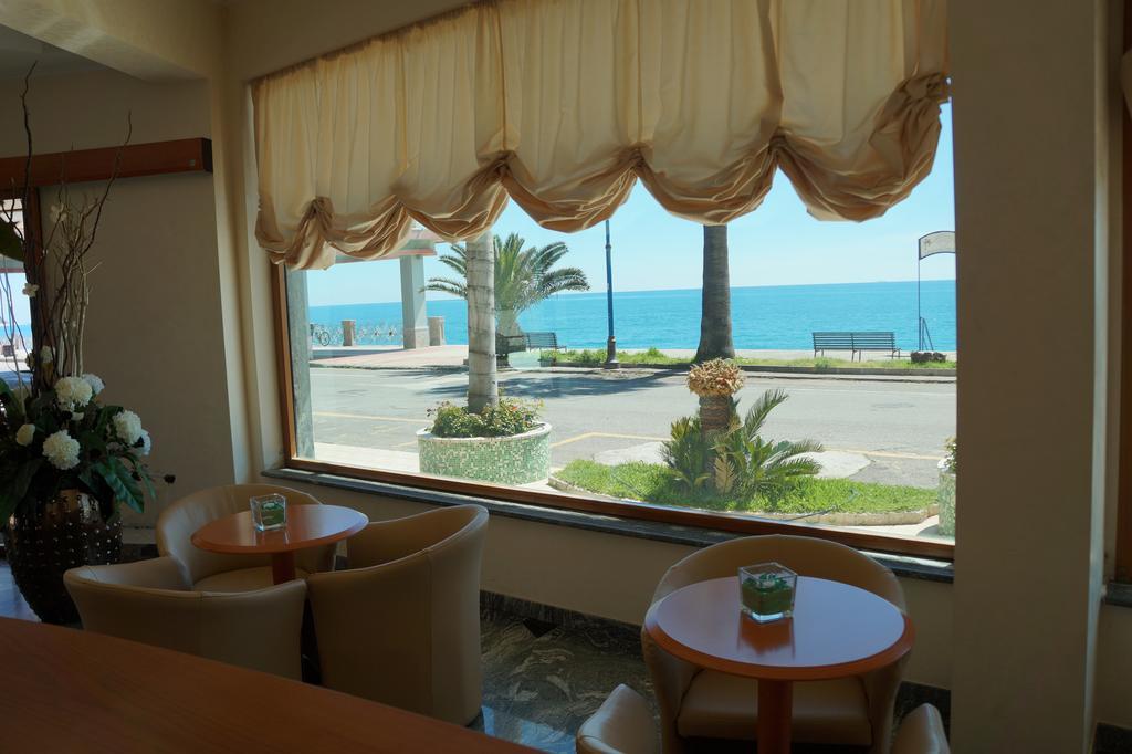 Hotel Ristorante Miramare マリーナ・ディ・ジョイオーザ・イオーニカ エクステリア 写真